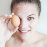 Маска из яйца на лице